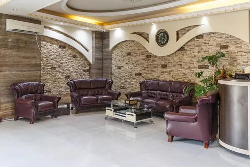 فضای نشیمن لابی هتل آپارتمان قباد قشم با دیوار سنگی