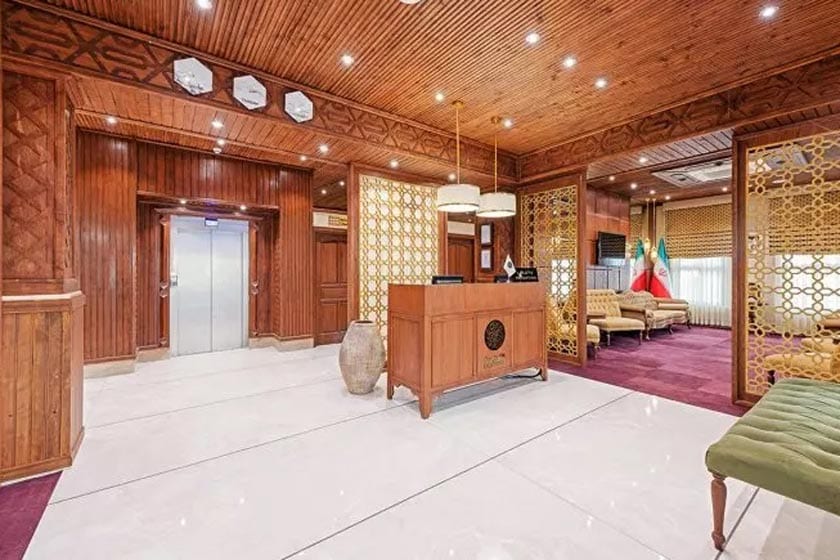 پذیرش و لابی چوب‌کاری‌شدهٔ هتل بوتیک ایرمان قشم