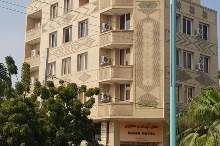 نمای نزدیک ساختمان هتل آپارتمان کاوان قشم با بالکن واحدها