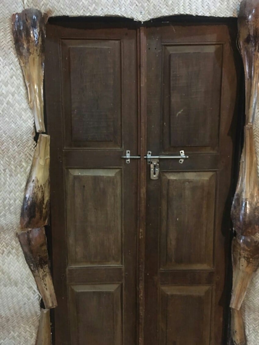 حیاط و نشیمنِ سنتیِ متل لارد قشم