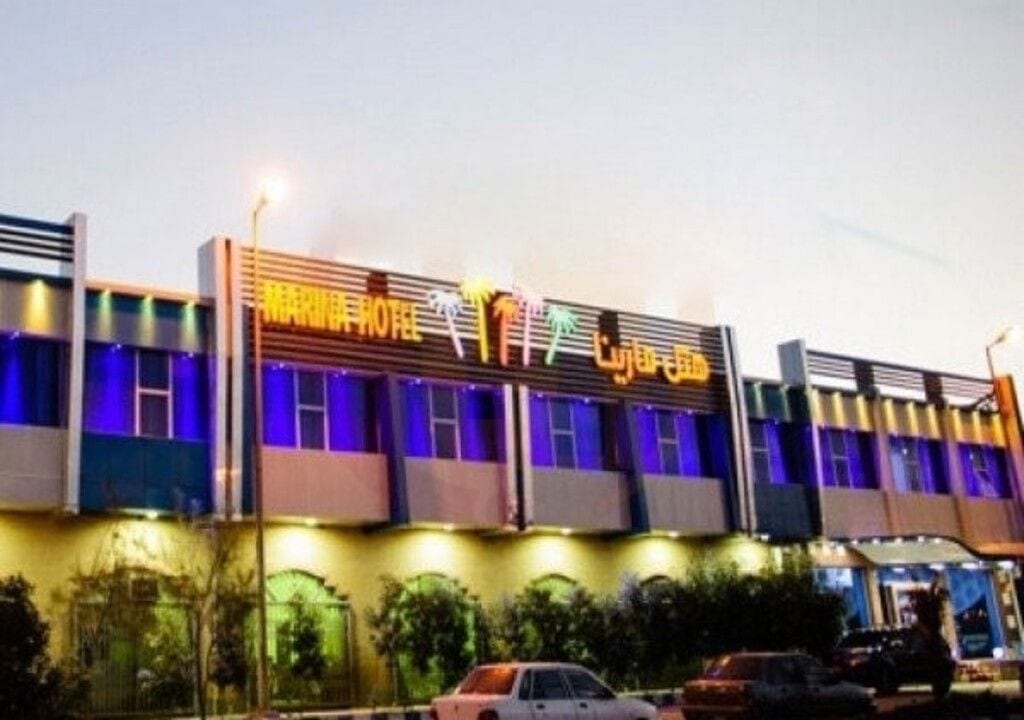 محوطه و مسیر نورپردازی‌شدهٔ هتل مارینا ۱ قشم در شب