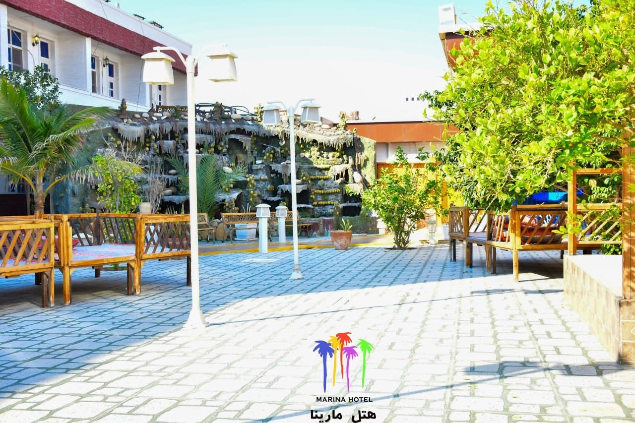 مسیر پیاده و فضای سبز محوطهٔ هتل مارینا ۱ قشم