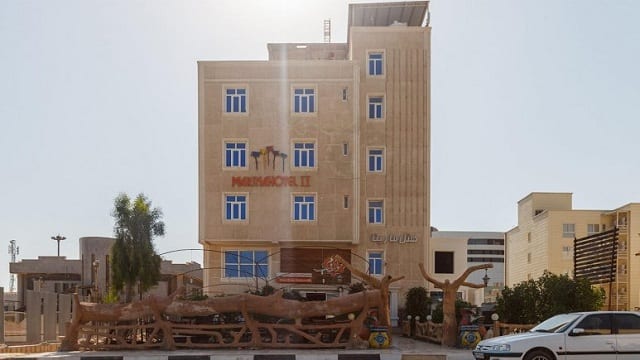 نمای کناری هتل مارینا ۲ قشم از خیابان