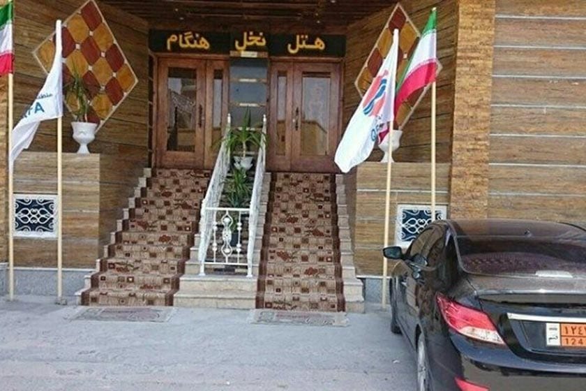 ورودی و پله‌های هتل نخل هنگام قشم با پرچم‌ها