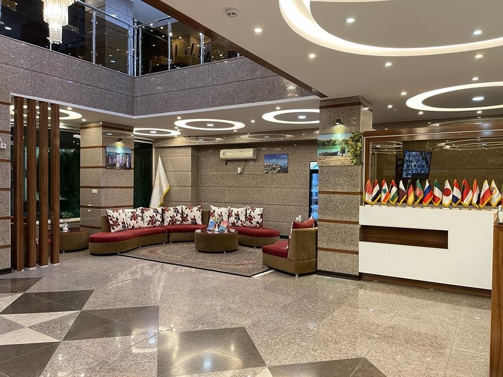 فضای نشیمن لابی هتل رویال قشم با مبلمان رنگی