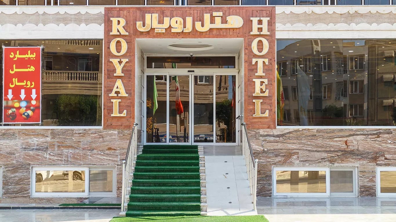 ورودی هتل رویال قشم با تابلوی Royal Hotel