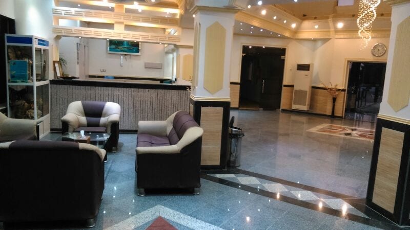 نشیمن سوئیت هتل ساحل طلایی قشم با کفِ سنگی