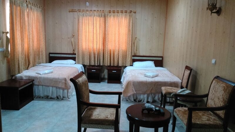 اتاق سه‌تختهٔ هتل ساحل طلایی قشم با تنالیتهٔ سبز