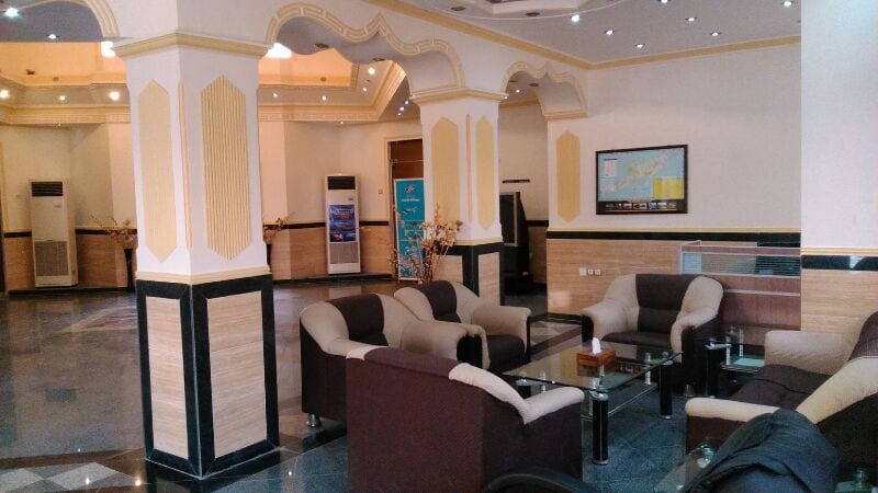 فضای نشیمن و کافی‌شاپ هتل ساحل طلایی قشم