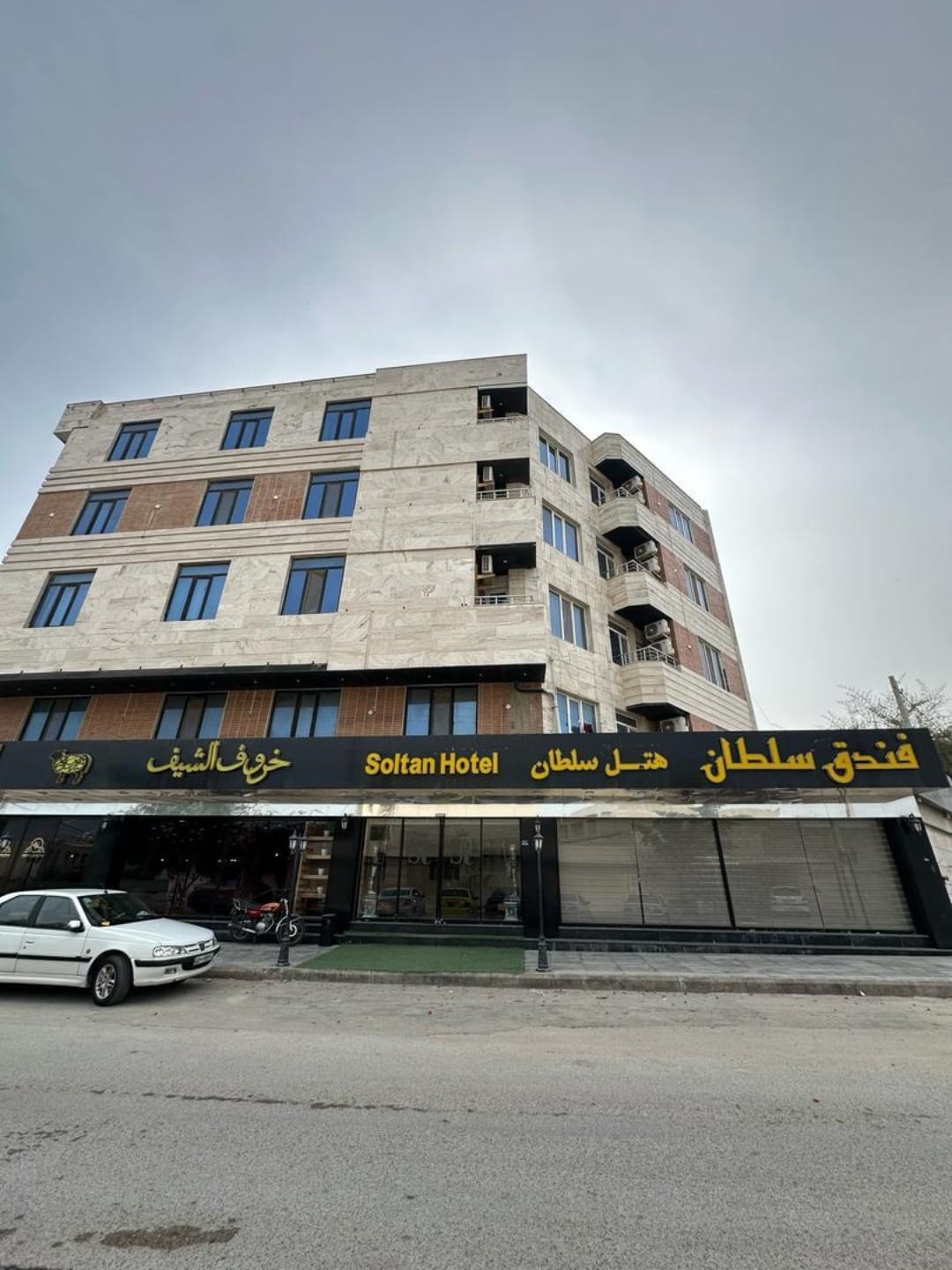 نمای روز هتل آپارتمان سلطان قشم از خیابان