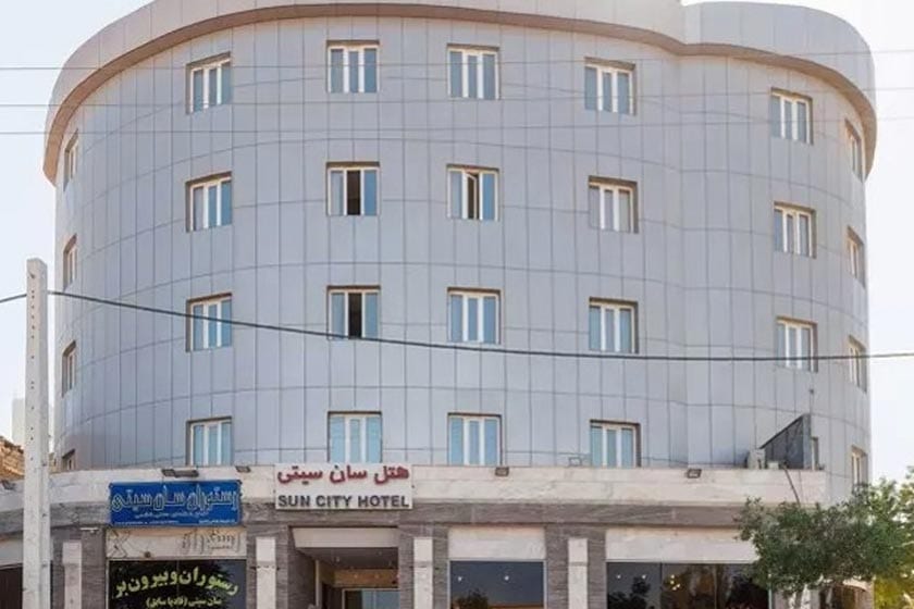 نمای روبه‌روی هتل سان سیتی قشم و ورودی