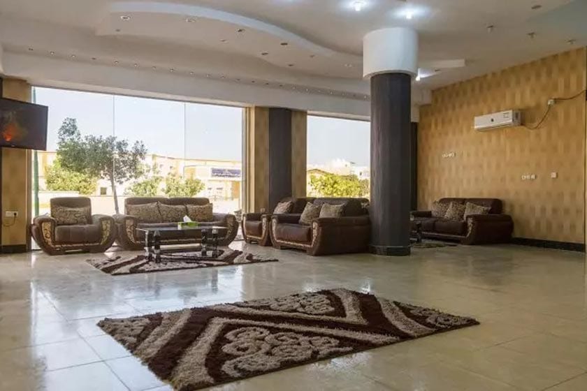 سالن لابی هتل سان سیتی قشم با فرش قرمز