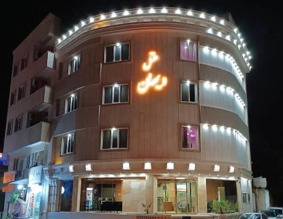 نمای شبانهٔ هتل ویهان قشم از خیابان