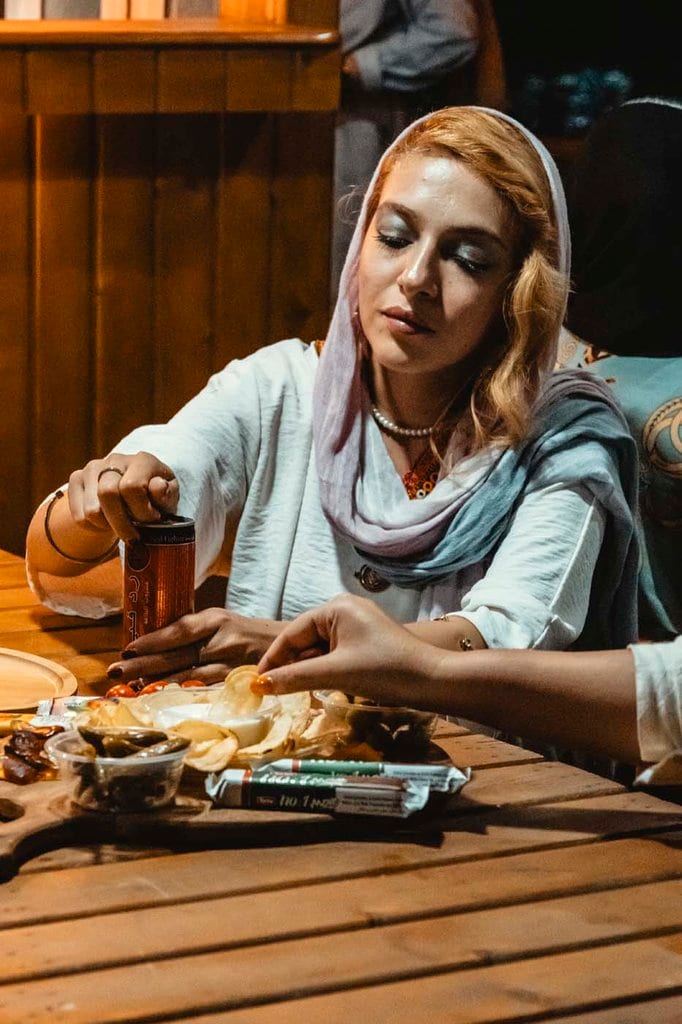 تخته‌سرو میان‌وعدهٔ کافی‌شاپ کشتی آبتین قشم روی میز چوبی عرشه