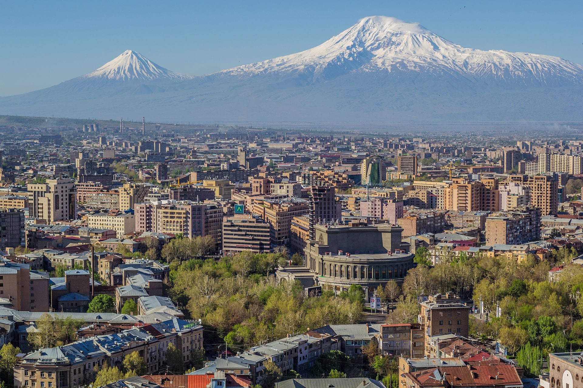 نمای کوه آرارات با قلههای برفگرفته بر فراز خط آسمان شهر ایروان