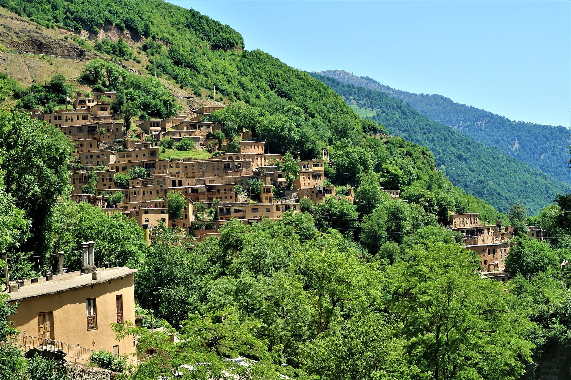 روستای پلکانی ماسوله در میان کوههای سرسبز با خانههای زرد رنگ