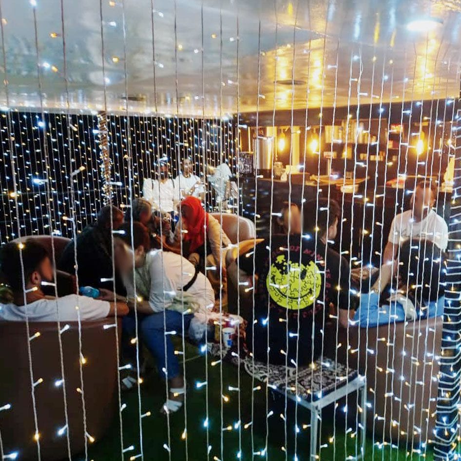 لانژ VIP کشتی آبتین قشم با ریسه‌های نوری و مبلمان راحتی