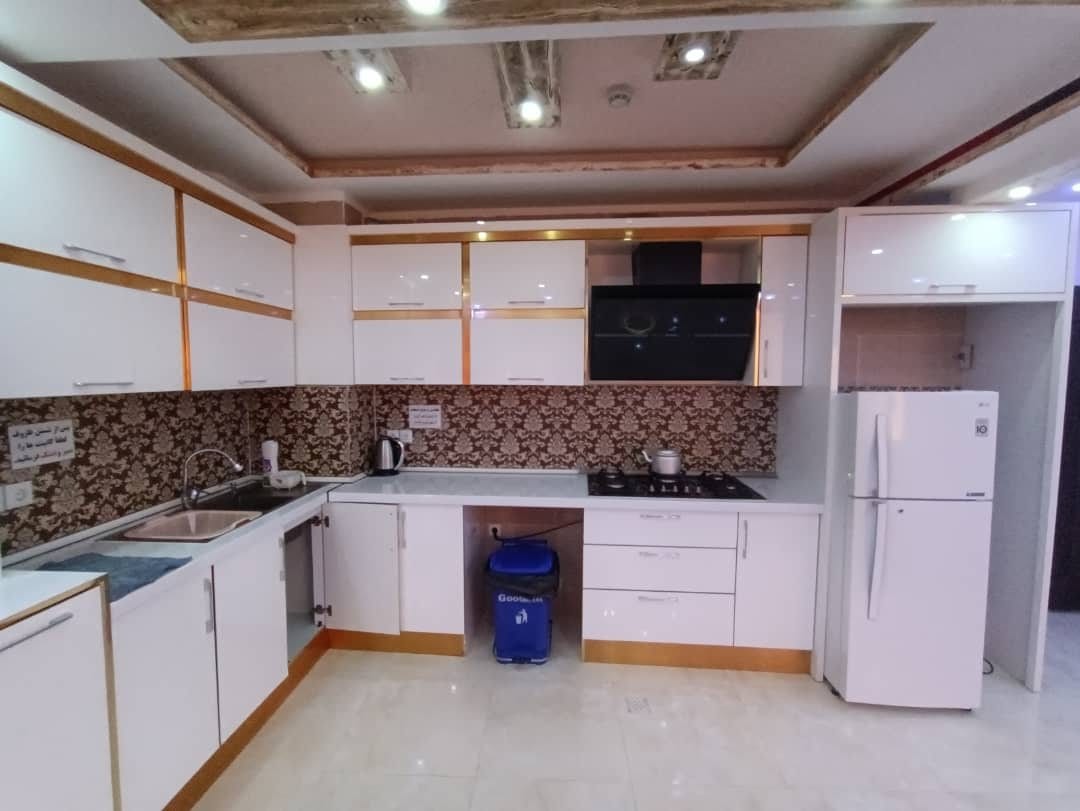 آشپزخانه با کابینت و یخچال در آپارتمان امپراطور ۷ قشم
