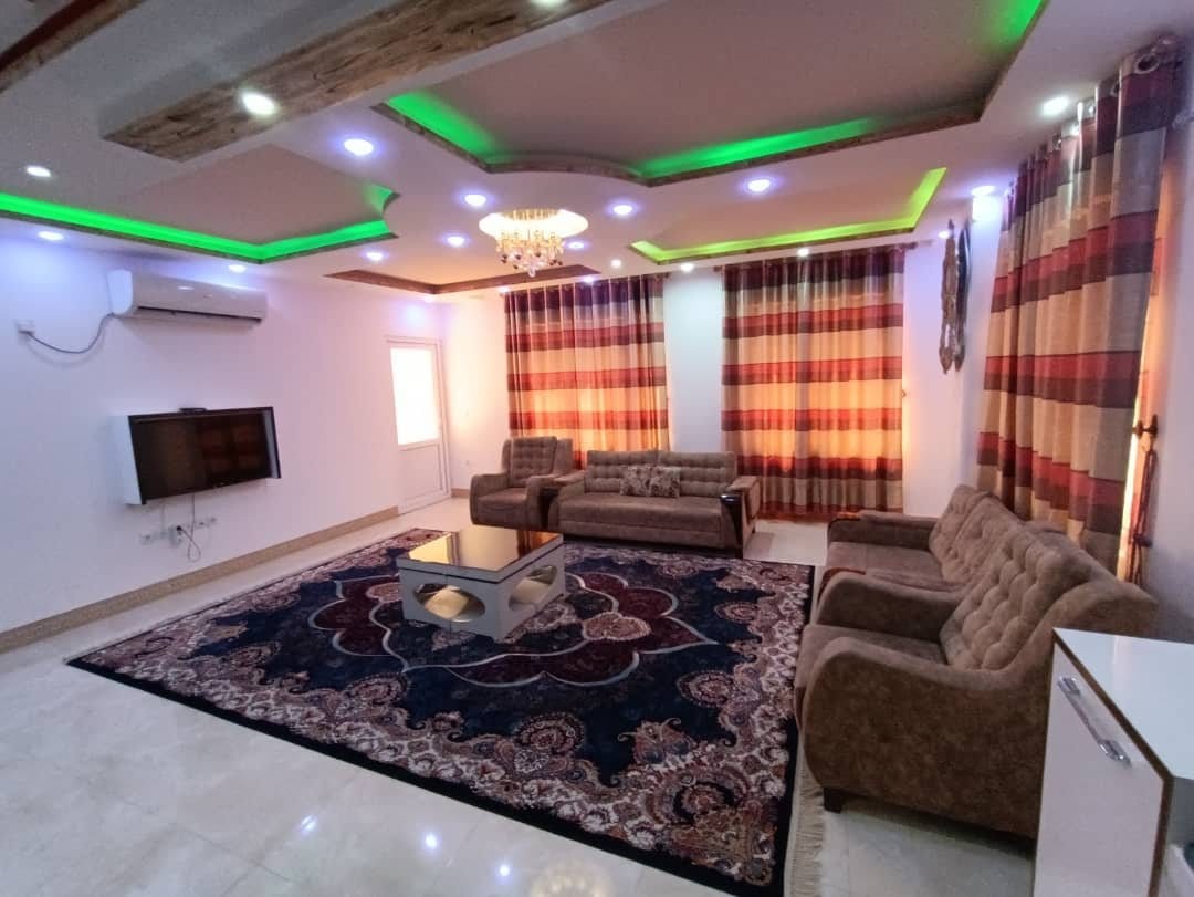 فضای نشیمن و پذیرایی با مبلمان آپارتمان امپراطور ۷ قشم