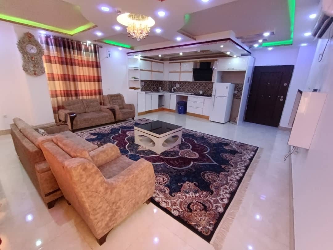 نشیمن فرش‌شده با مبلمان راحتی در آپارتمان دوخوابه امپراطور ۷ قشم