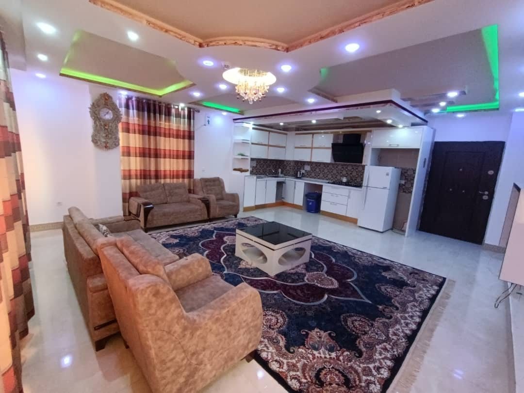پذیرایی دلباز با فرش و مبلمان در آپارتمان امپراطور ۷ قشم