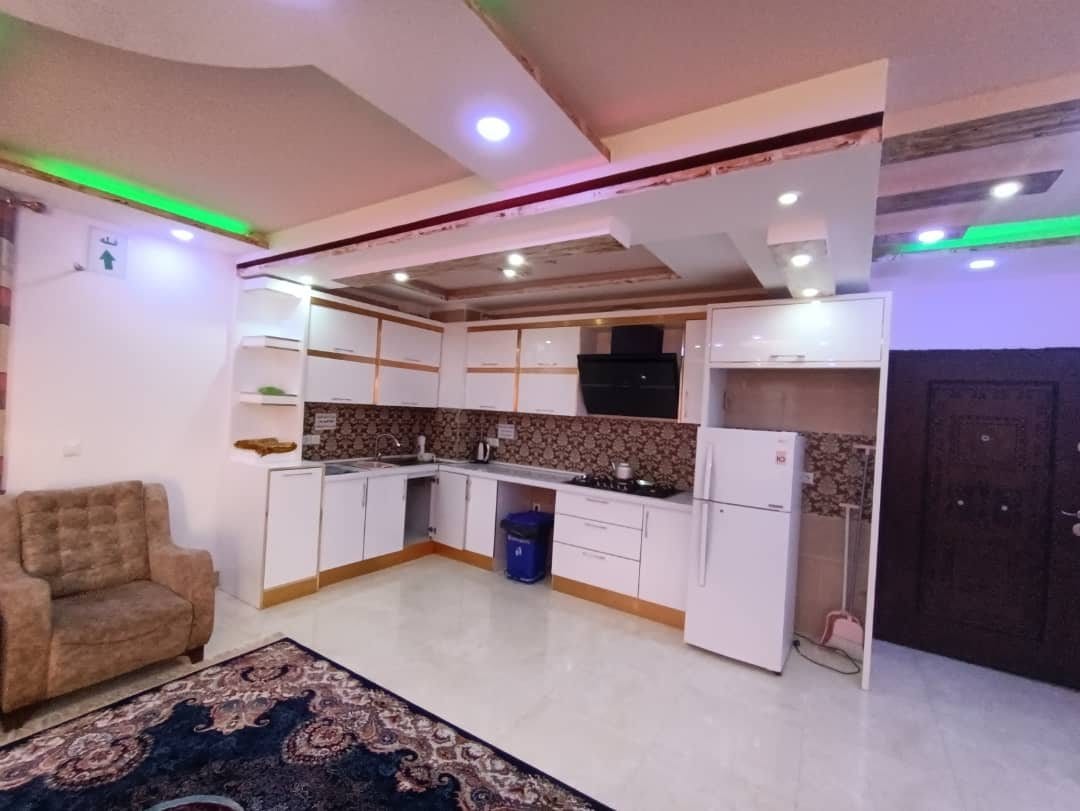 آشپزخانهٔ کامل با کابینت و وسایل پخت در آپارتمان امپراطور ۷ قشم