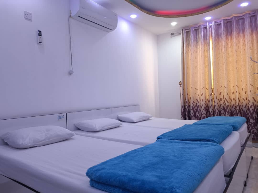 آشپزخانهٔ روشن با کابینت‌بندی در آپارتمان امپراطور قشم