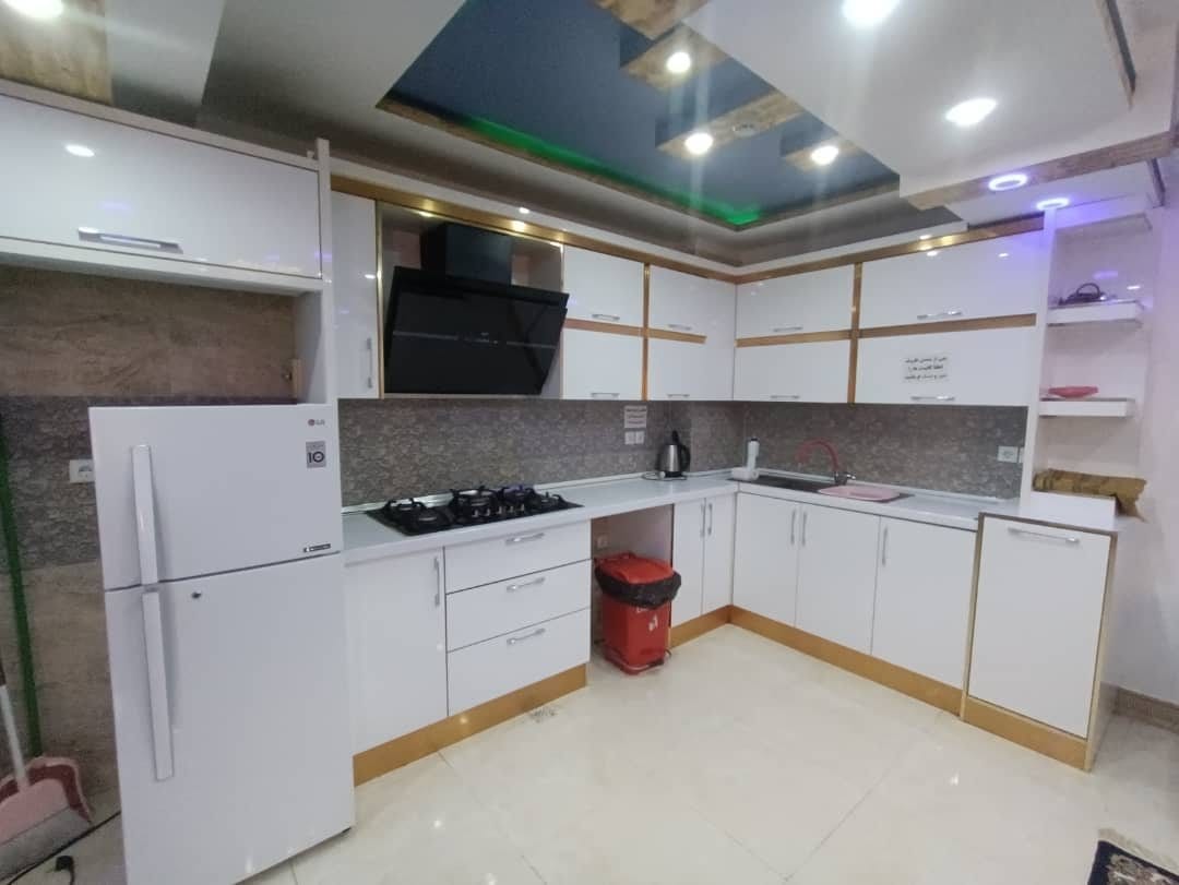 آشپزخانه با کابینت و وسایل در آپارتمان امپراطور قشم