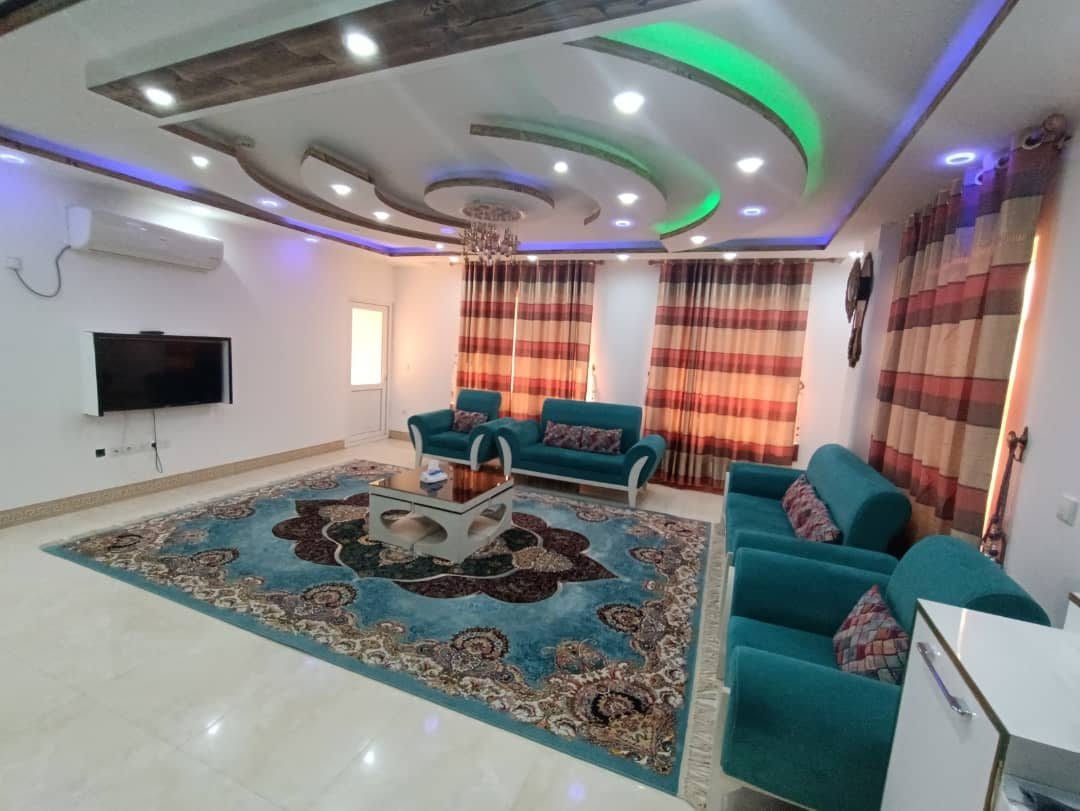فضای نشیمن و پذیرایی با مبلمان سبز در آپارتمان امپراطور قشم