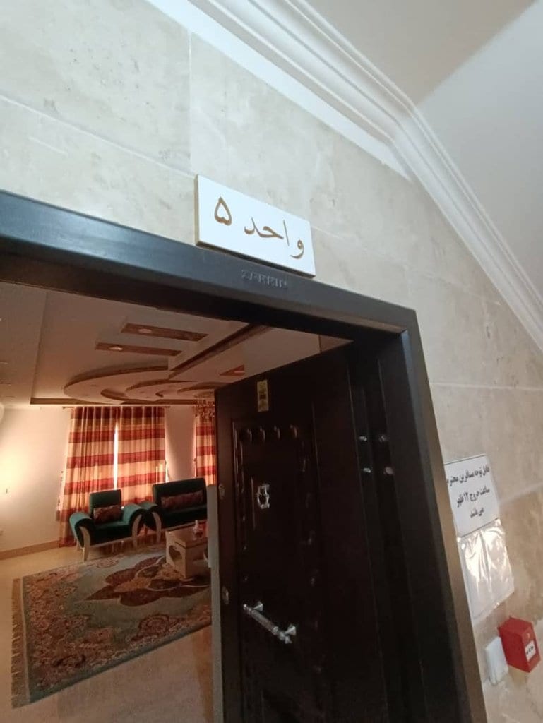 اتاق‌خواب با تخت دونفره و نورپردازی بنفش در آپارتمان امپراطور قشم