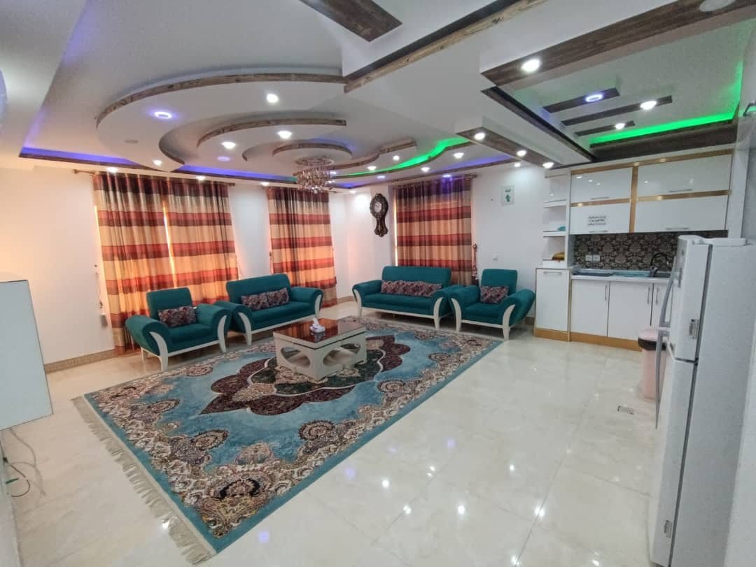 آشپزخانه با کابینت و وسایل پخت در آپارتمان امپراطور قشم