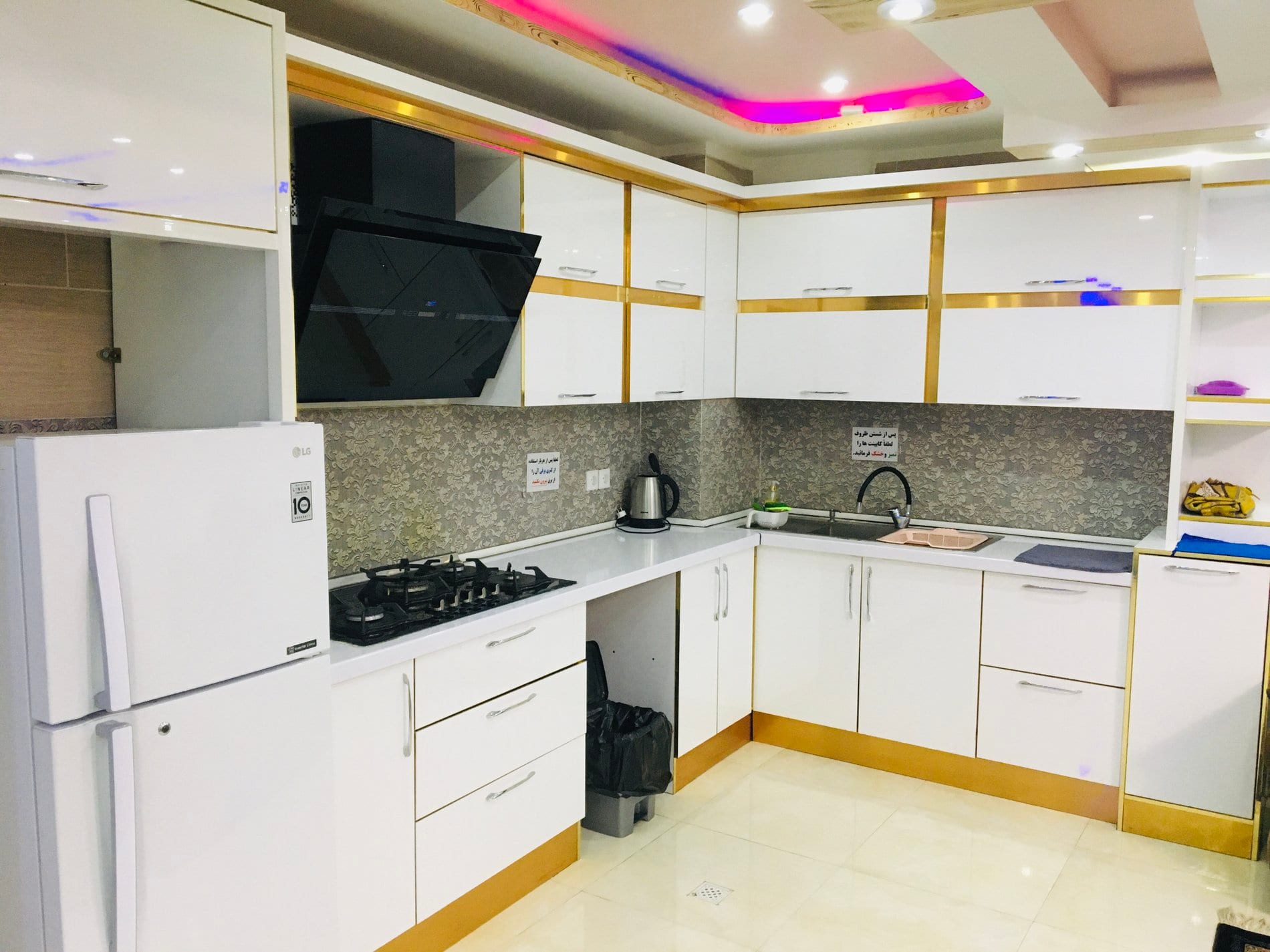 آشپزخانه با کابینت سفید در آپارتمان امپراطور ۳ قشم