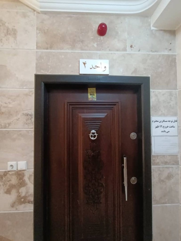 درِ ورودی چوبیِ واحد آپارتمان امپراطور ۴ قشم