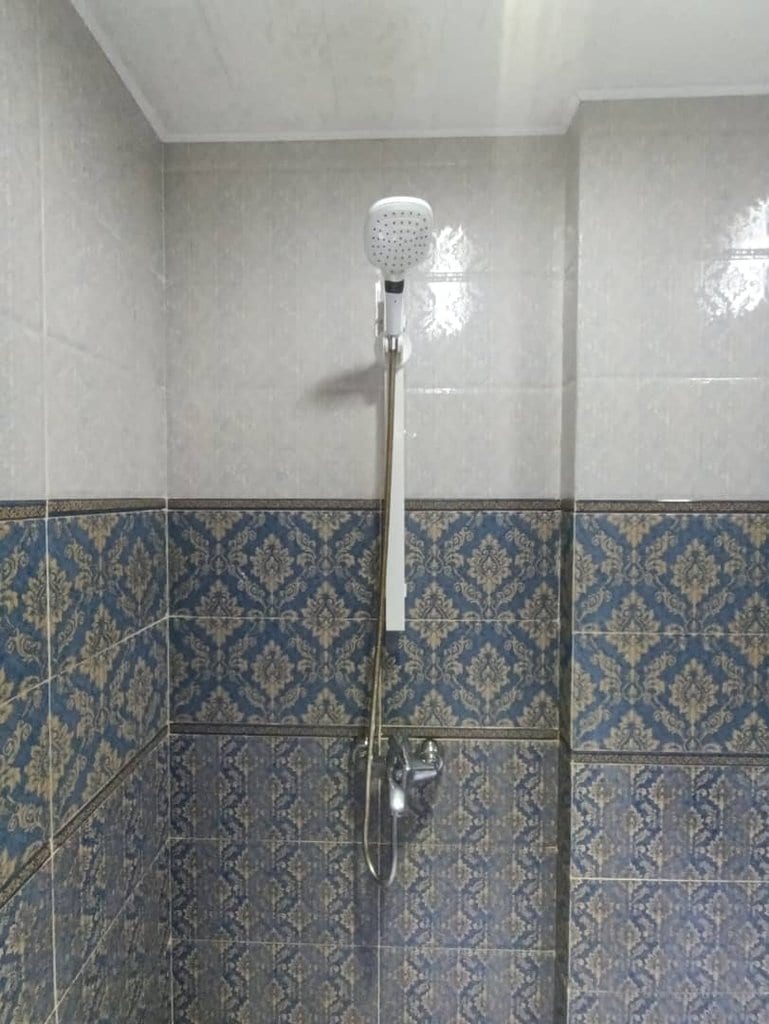 حمام و فضای دوش کاشی‌کاری‌شدهٔ آپارتمان امپراطور ۶ قشم