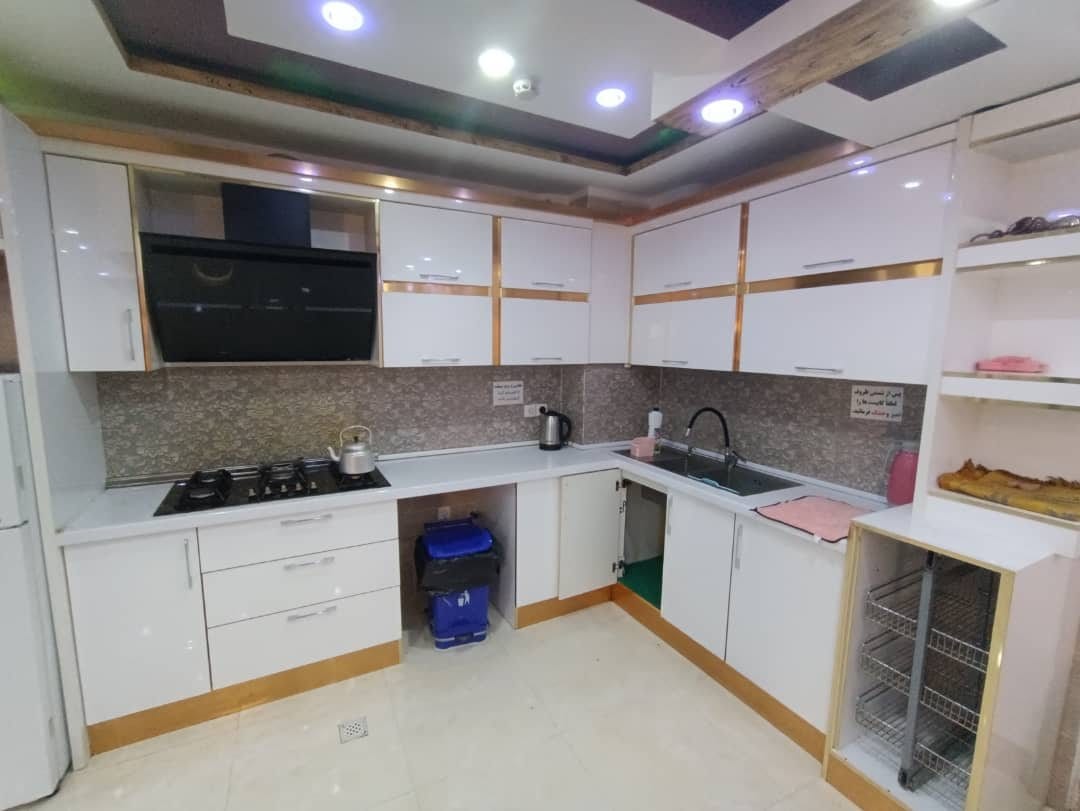 آشپزخانه با کابینت سفید در آپارتمان امپراطور ۶ قشم
