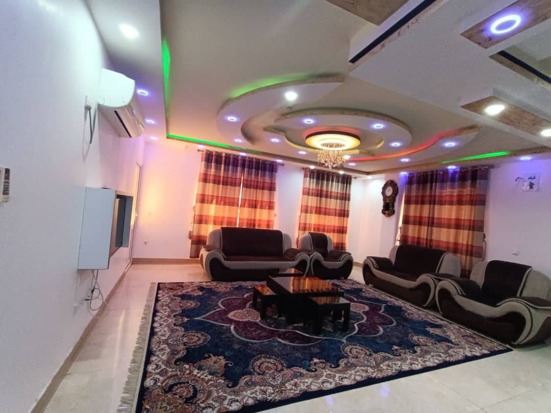 نشیمن با فرش و سقف نورپردازی‌شدهٔ بنفش در آپارتمان امپراطور ۱ قشم