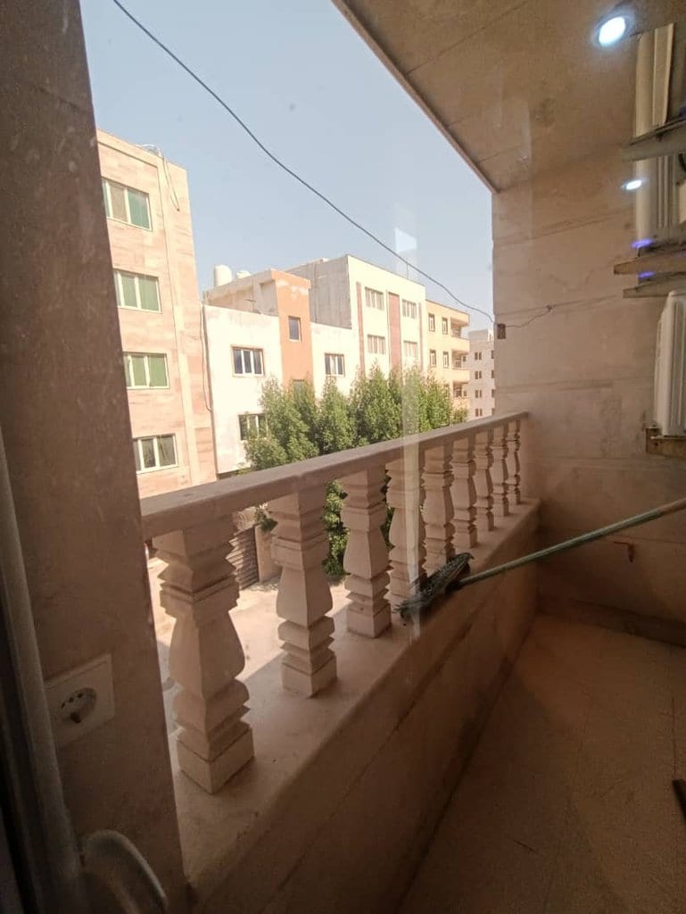 راهرو و فضای بیرونیِ ورودی مجتمع امپراطور قشم