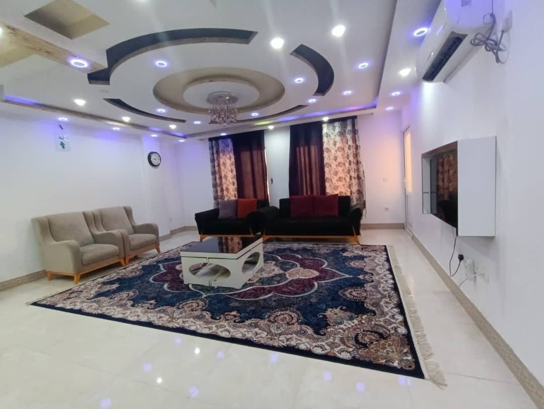 پذیرایی با مبل و فرش دستباف در سوئیت دوخوابه امپراطور ۲ قشم