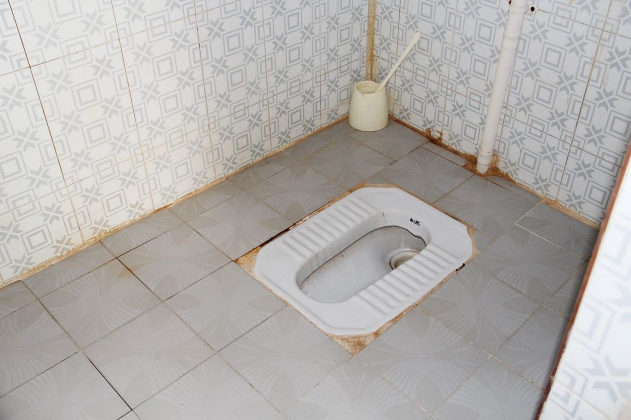 سرویس بهداشتی ایرانی با کاشی طرح‌دار در مسافرخانه آیدین قشم