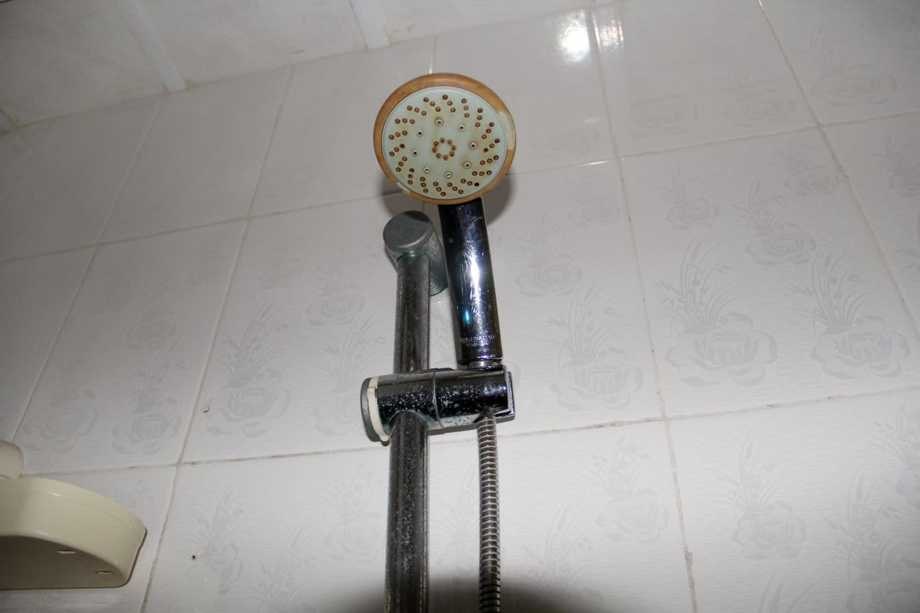 سردوش دستی روی ریل کرومی در حمام مسافرخانه آیدین قشم