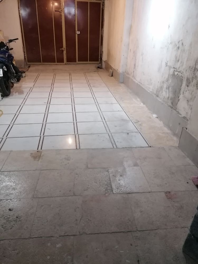 پارکینگ سرپوشیدهٔ مجتمع توفان درگهان قشم با کفپوش کاشی و درِ فلزی