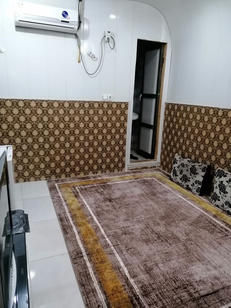 کولر دیواری و درِ سرویس بهداشتی اتاق سوئیت توفان درگهان قشم