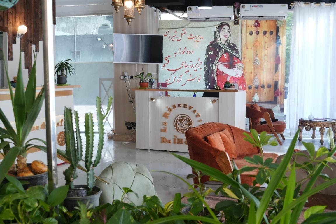 اتاق نشیمن و فضای پذیرایی آپارتمان تیران واحد ۴۰۲ قشم