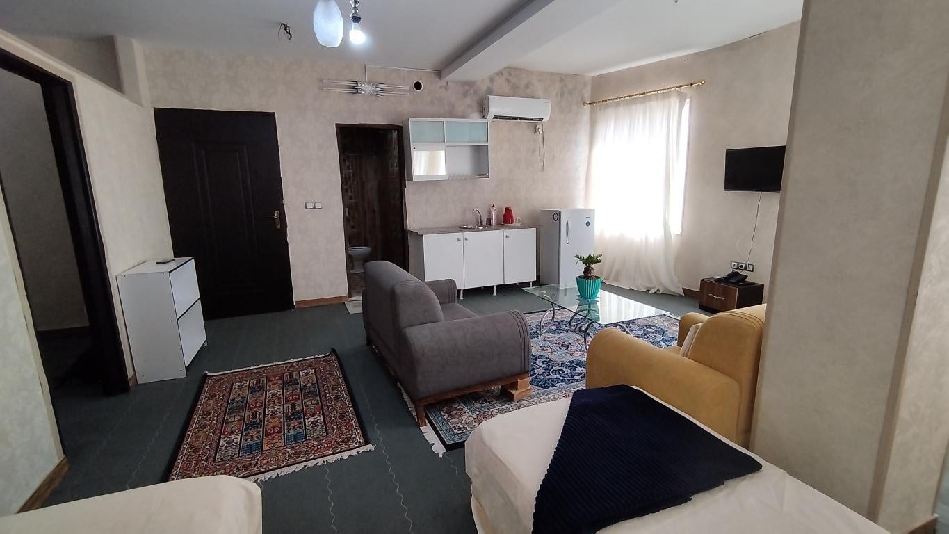نشیمن آپارتمان تیران واحد ۴۰۲ قشم با گیاه و مبلمان
