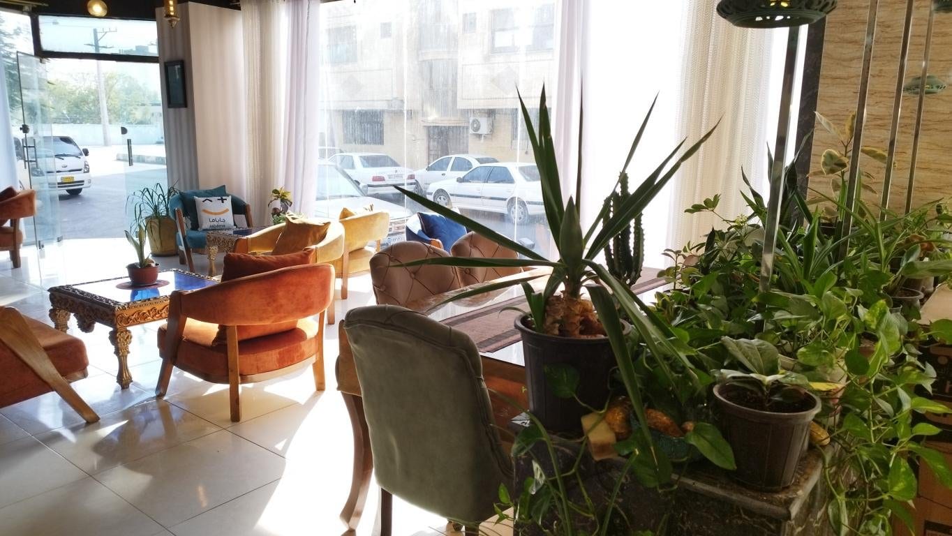 فضای نشیمن لابی مجتمع تیران قشم با صندلی‌های راحتی و گیاهان