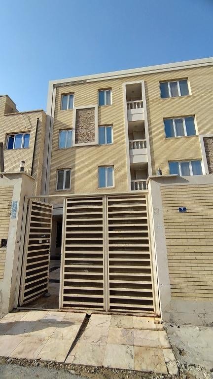 نمای بیرونی ساختمان مجتمع امید ممتاز واحد ۱۰۱ قشم