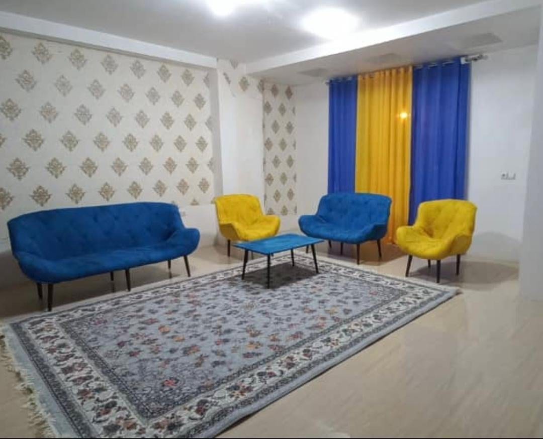 اتاق‌خواب با تخت دونفره و نورپردازی LED رنگی در آپارتمان مدرن آبی قشم