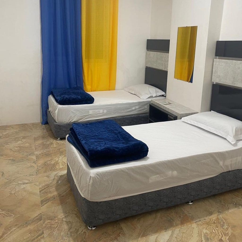 آشپزخانهٔ کابینت‌چوبی با یخچال و چای‌ساز در آپارتمان ۱۰۰ متری قشم