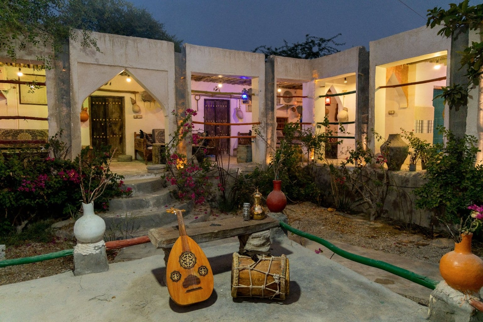 حیاطِ مرکزی با چیدمانِ سنتیِ شب‌نشینی در مجموعهٔ بوم‌گردی ناخدا علی قشم