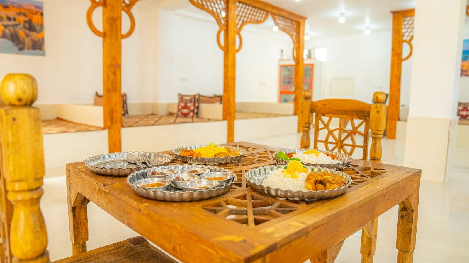 محوطهٔ سبز و آلاچیق سنتی بوم‌گردی میرزا قشم